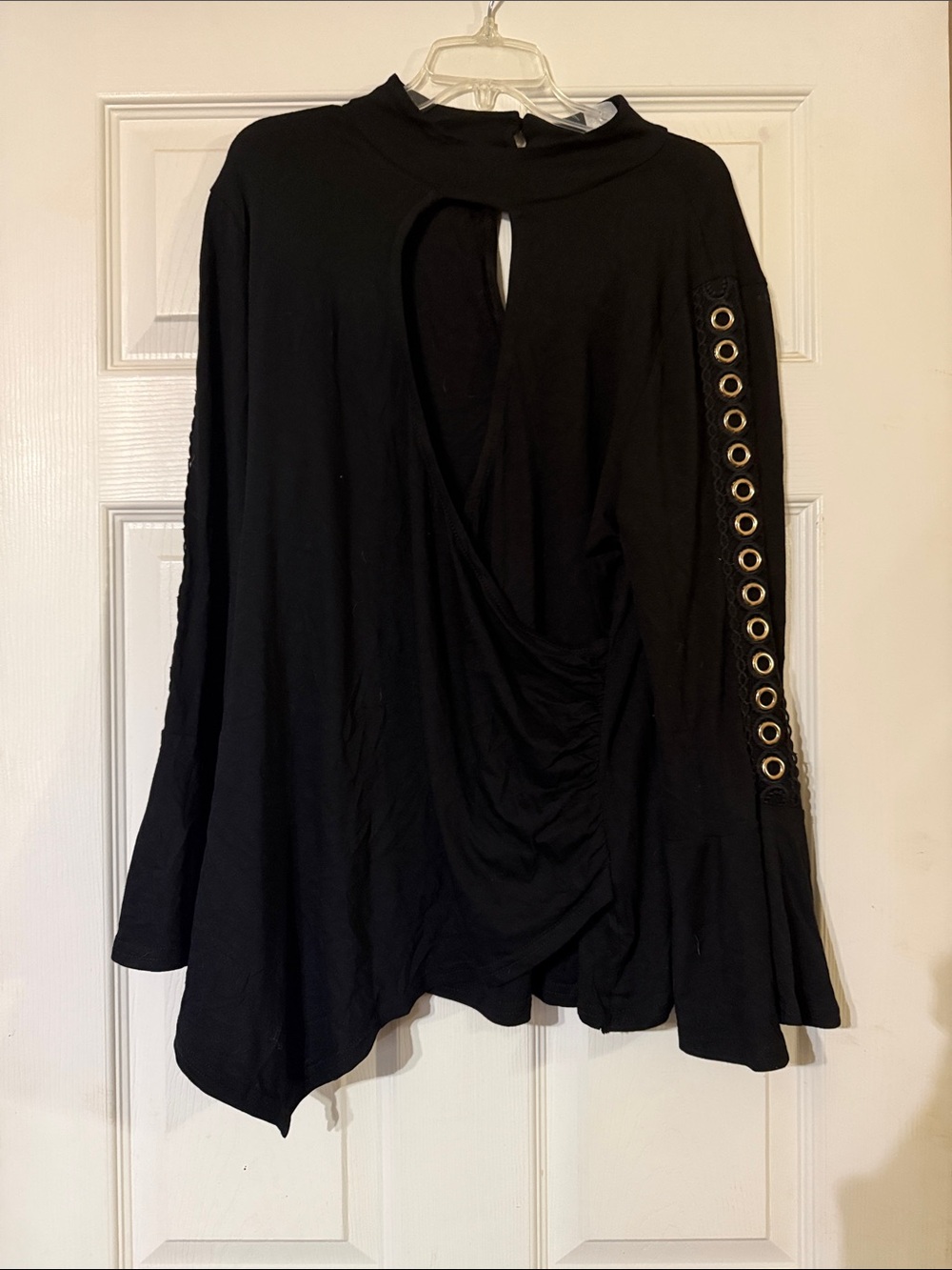 VENUS Grommet Sleeve Keyhole Mock Neck Top (Size Large)